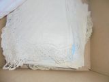 une boîte ornée de beaucoup de dentelle blanche