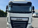 un camion blanc garé dans un parking