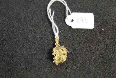 gros plan sur un collier en or portant une étiquette