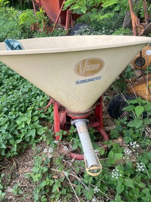 une brouette jaune au milieu d'une pelouse