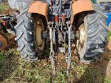 un tracteur garé dans l'herbe