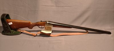 un vieux fusil avec un canon en bois et une fronde en cuir