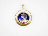 un pendentif plaqué or orné d'un portrait de femme en bleu et blanc