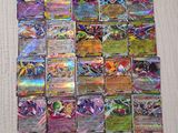 une pile de cartes pokemon posée sur une table