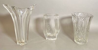 Réunion de trois vases en verres et cristal comprenant :