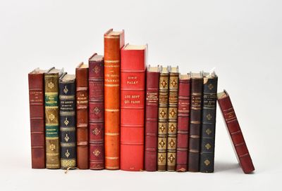de nombreux livres anciens alignés sur une surface blanche