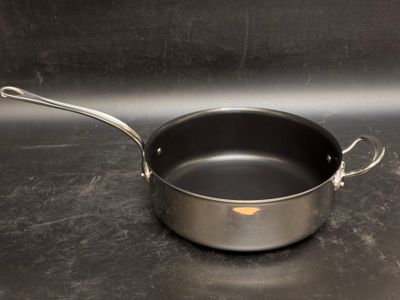 une casserole avec une poignée posée sur un plan de travail