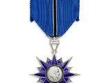 une médaille ornée d'une étoile violette et d'un ruban bleu