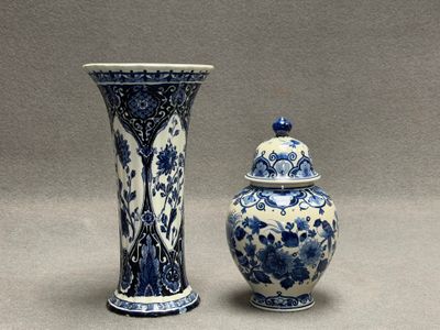 DELFT. Vase cornet en faïence de Delft H : 29 cm