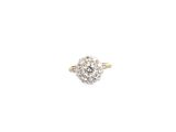 gros plan d'une bague en diamant sur fond blanc