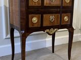 une petite commode avec un plateau en marbre
