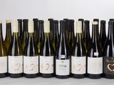des bouteilles de vin sont alignées sur une table