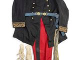 une image d'un uniforme noir avec un pantalon rouge et un chapeau