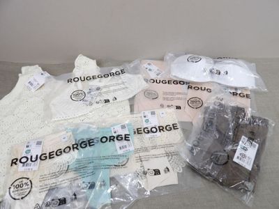 plusieurs objets posés ensemble sur une table