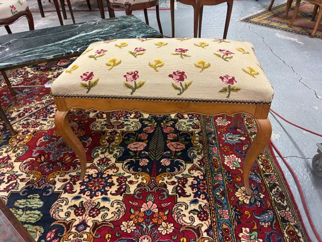 Tabouret de style louis XV garni de tapisserie fleurie