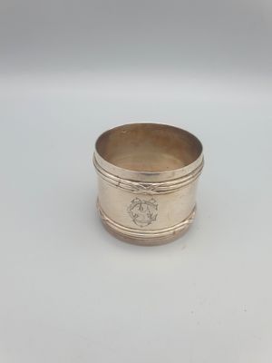 un rond de serviette ancien en argent orné d'un lion