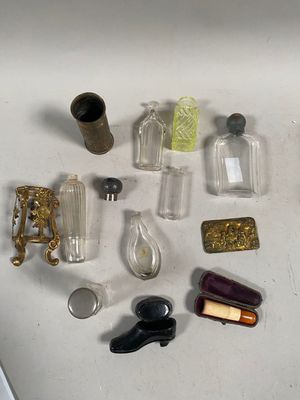 Objets de vitrine dont flacons à sel en verre , monture de v…