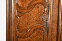 ARMOIRE (grande) rustique en bois de loupe moulurée, reposan… (photo 6)