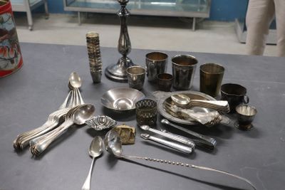 beaucoup de cuillères en argent et de cuillères sur la table