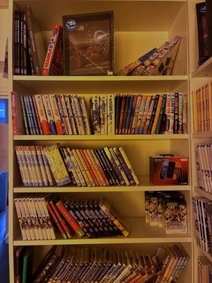une étagère remplie de DVD et de films dans une pièce
