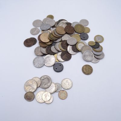 un tas de pièces de monnaie sur une table, sur fond blanc