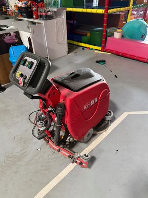 une machine rouge posée sur le sol