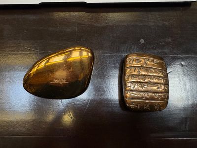 Monique GERBER, suite de deux galet en bronze doré formant presse papi