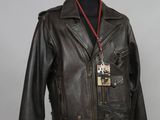 une photo d'une veste en cuir sur un mannequin