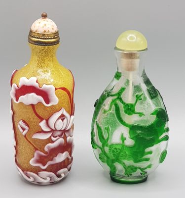 deux vases placés l'un à côté de l'autre