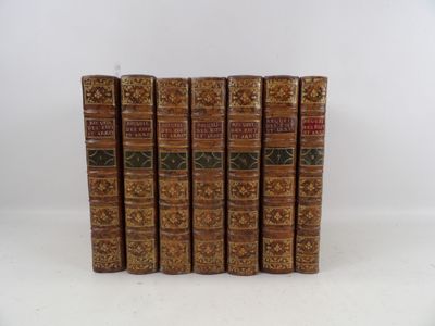 six livres sont alignés sur une surface blanche