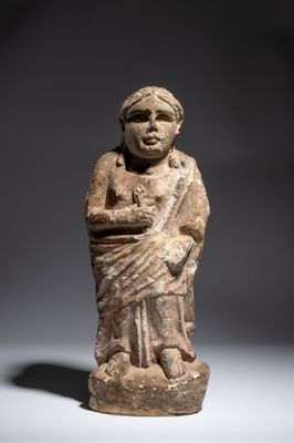 STATUETTE FEMININE Calcaire H. 55 cm Egypte, période ptoléma…