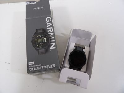 une boîte avec une montre à l'intérieur sur une table