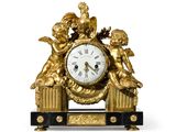 une horloge en or ornée de chérubins et d'anges