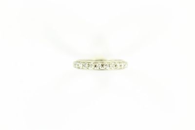 une alliance en or blanc sertie de cinq diamants