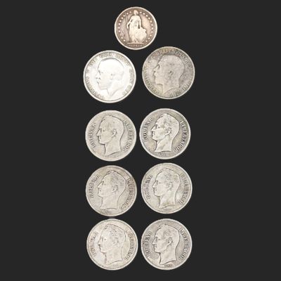 gros plan d'un paquet de pièces de monnaie sur une surface noire