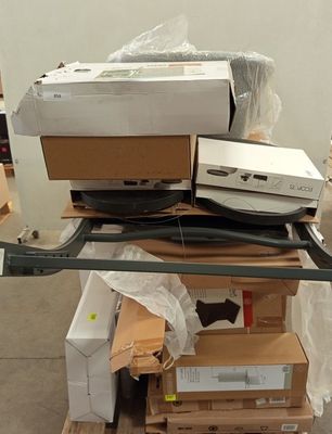 un tas de matériel électronique posé sur un chariot dans une pièce