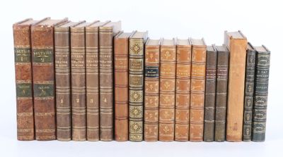 plusieurs vieux livres sont alignés sur une surface blanche