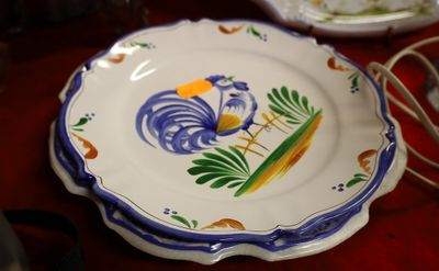 un gros plan d'une assiette sur laquelle figure un coq