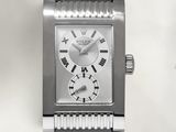 une photo d'une montre argentée avec des chiffres romains, montée sur un bracelet en cuir noir