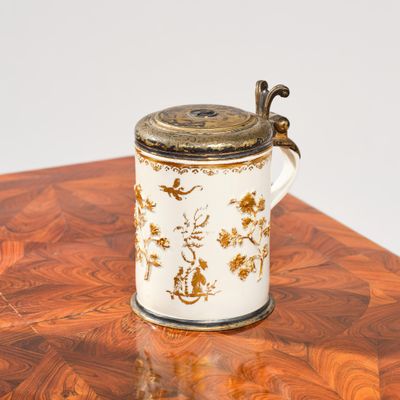 CHOPINE À DÉCOR GOLDCHINESEN Tankard en porcelaine blanche a…