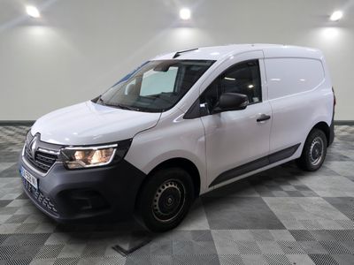 la camionnette blanche est garée sur un sol carrelé en damier
