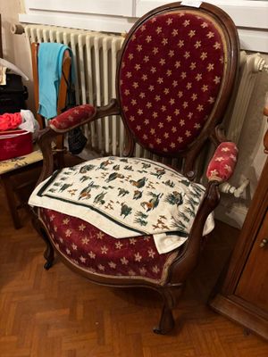 Fauteuil à dossier médaillon en noyer mouluré
