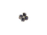 une image d'une bague en diamant et saphir sur fond blanc