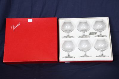 six verres à vin vides dans une boîte rouge sur fond bleu