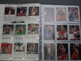Les cartes de basket sont exposées sur la table pour être vendues.