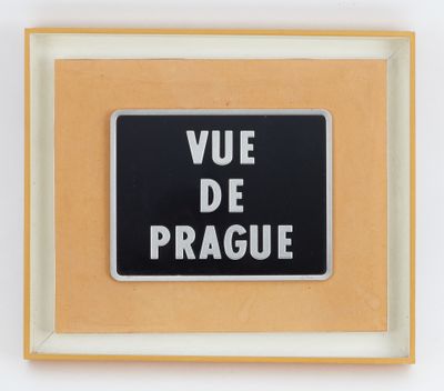 un panneau en noir et blanc sur lequel est inscrit « vue de Prague »