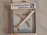 une petite maquette d'avion dans une boîte