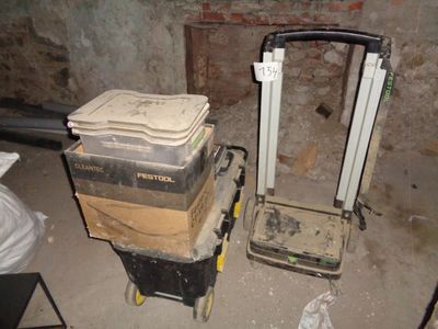 de nombreuses boîtes empilées dans une pièce