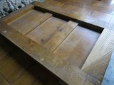 une porte en bois qui est ouverte et repose à même le sol