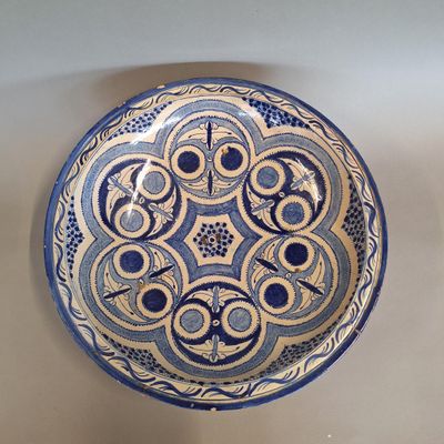 MAROC Grand plat en faïence à décor rayonnant.